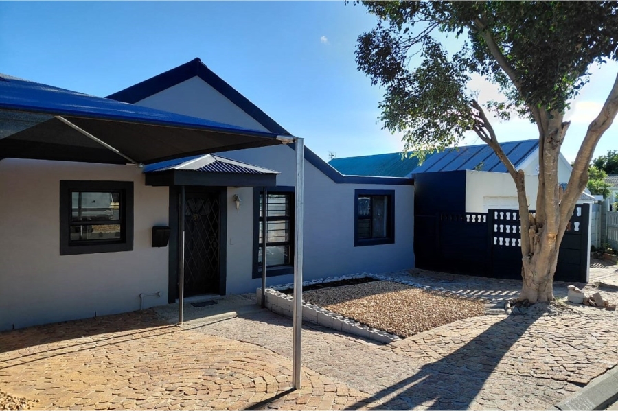 To Let 4 Bedroom Property for Rent in Protea Village Western Cape